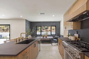 Kjøleskap, mikrobølgeovn, ovn og kokeplater