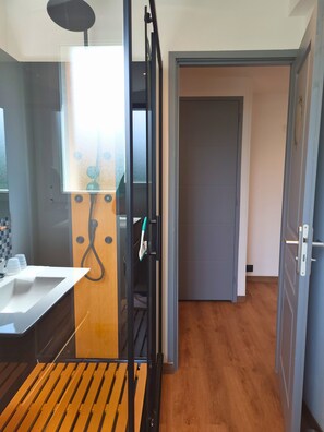 Kostenlose Toilettenartikel, Haartrockner, Bidet, Handtücher
