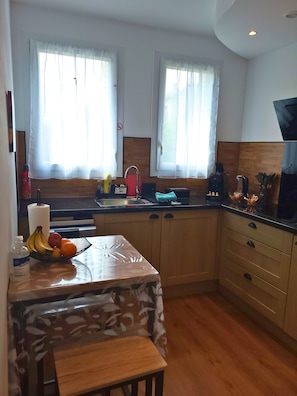 Fridge, microwave, oven, stovetop - 🏡 Evreux Central Lodge - Netflix - Wifi Fiber - Near train station & city center (Évreux)
