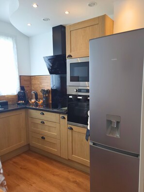 Fridge, microwave, oven, stovetop - &#x1f3e1; Evreux Central Lodge - Netflix - Wifi Fiber - Near train station & city center (Évreux)