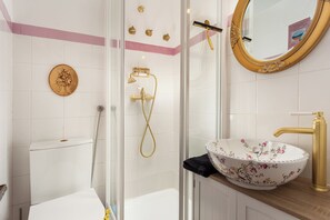 Hårføner, håndklær, såpe og toalettpapir