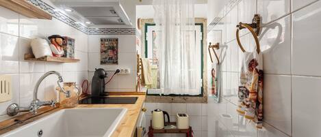 Assecador de cabells, tovalloles, sabó i paper higiènic