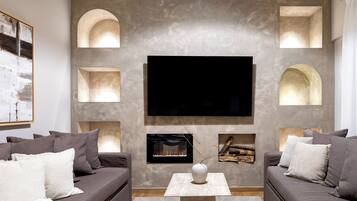 Smart TV, fireplace