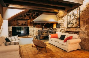 テレビ、暖炉、卓球台、ステレオ