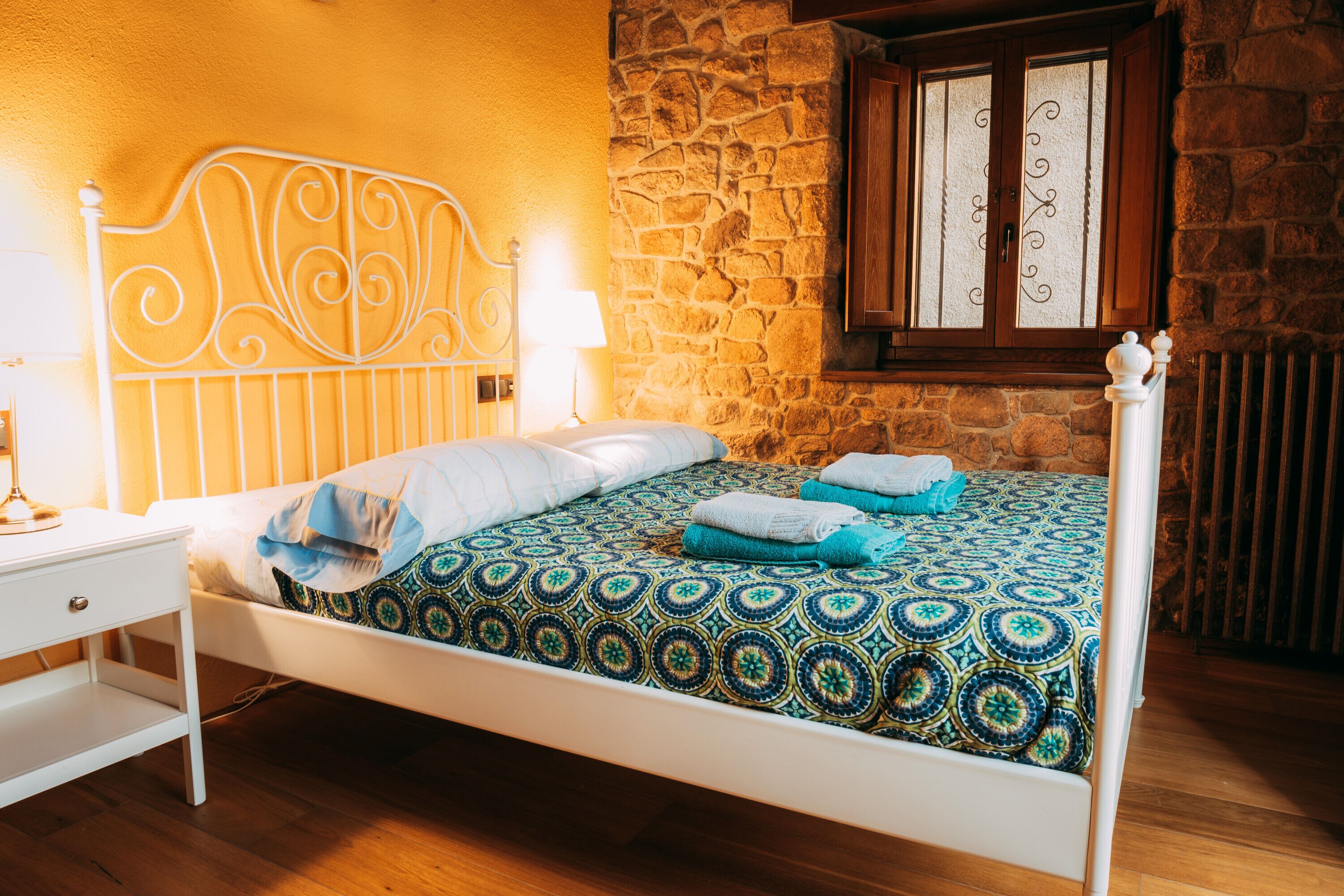 6 slaapkamers, een strijkplank/strijkijzer, wifi, beddengoed