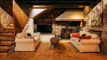 Televisión, chimenea, tenis de mesa y estéreo