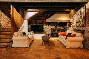TV, fireplace, ping pong, stereo