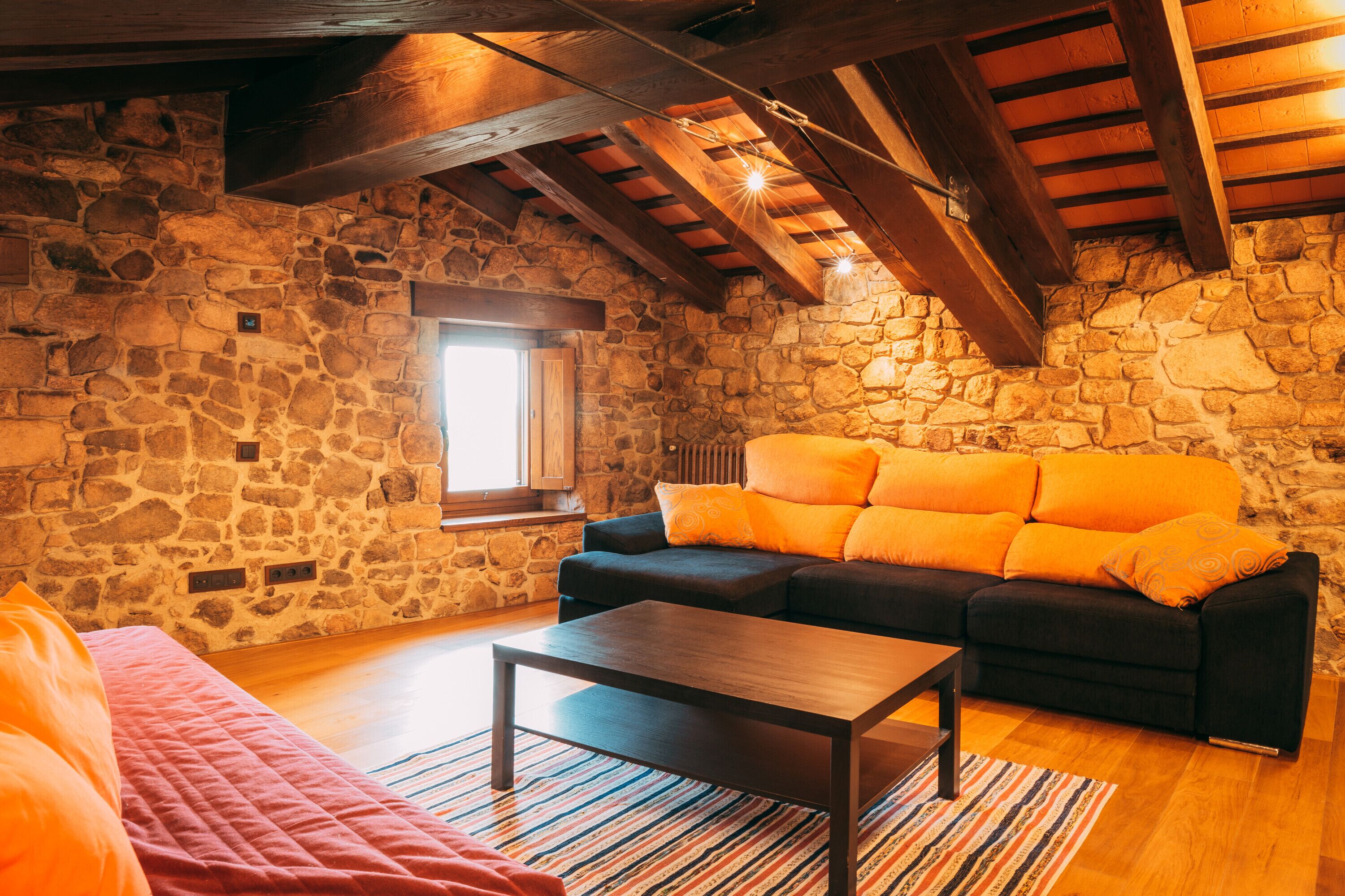 Een televisie, een open haard, een tafeltennistafel en een stereo