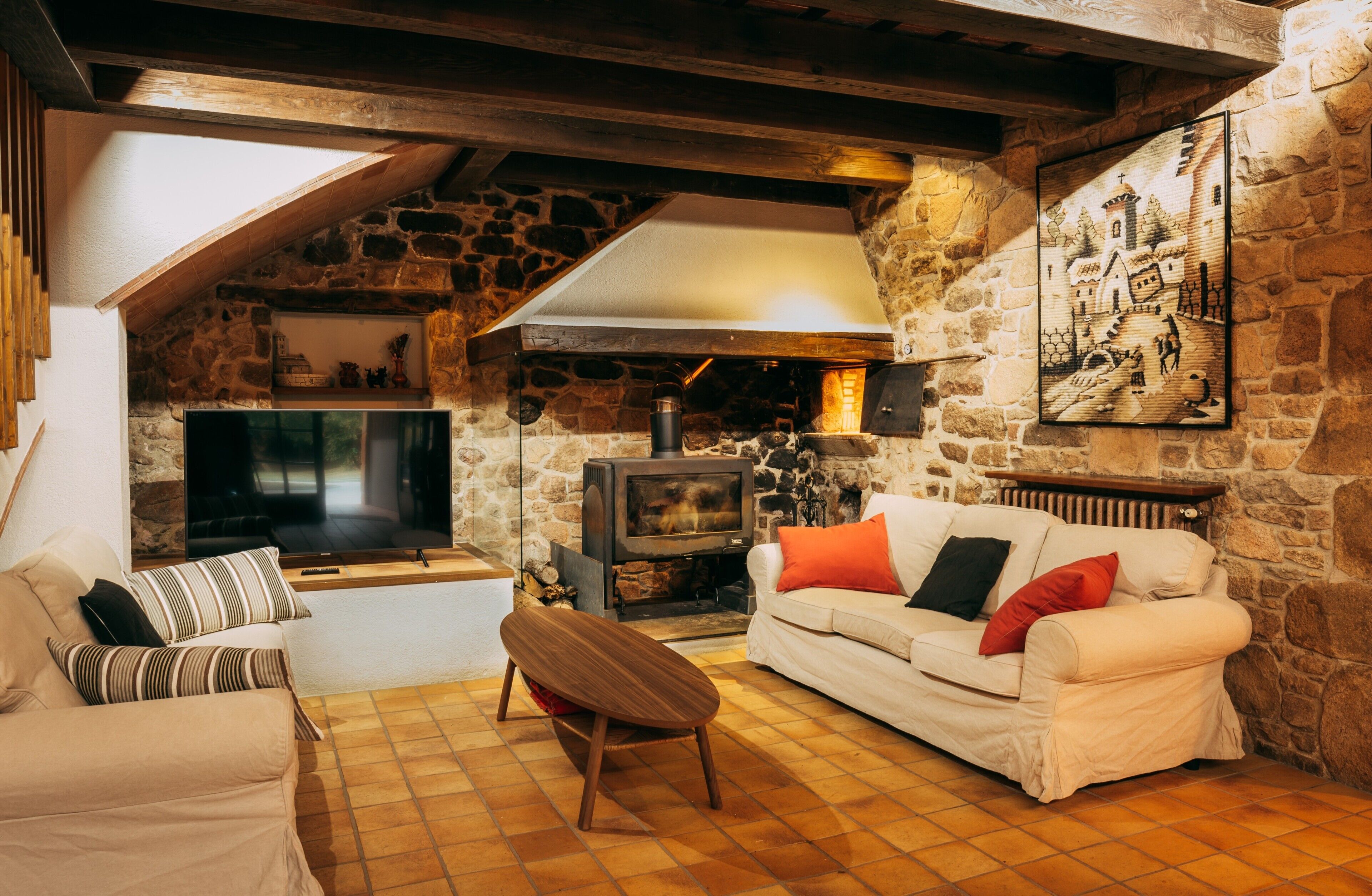 Televisión, chimenea, tenis de mesa y estéreo 