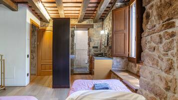 6 Schlafzimmer, Schreibtisch, Bügeleisen/Bügelbrett, WLAN