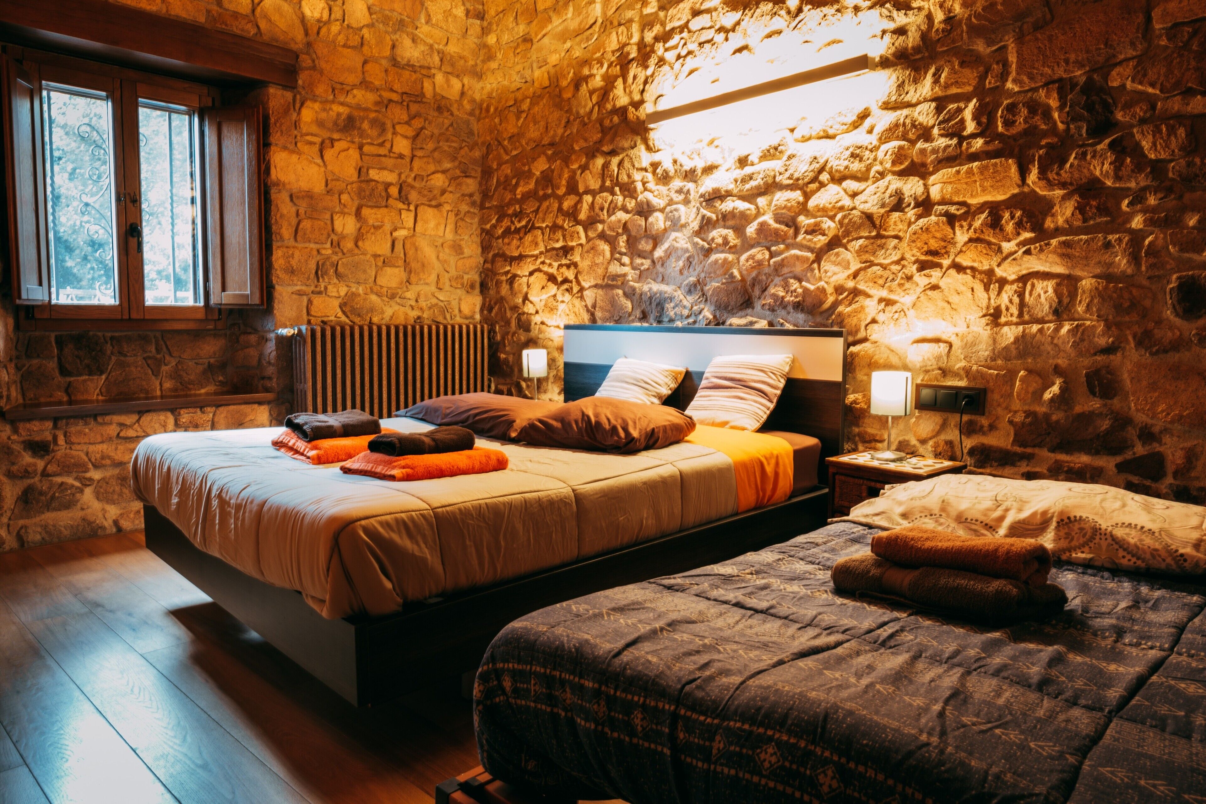 6 bedrooms, desk, iron/ironing board, WiFi