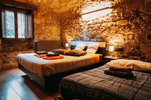 6 quartos, escrivaninha, ferros/tábuas de passar roupa, Wi-Fi