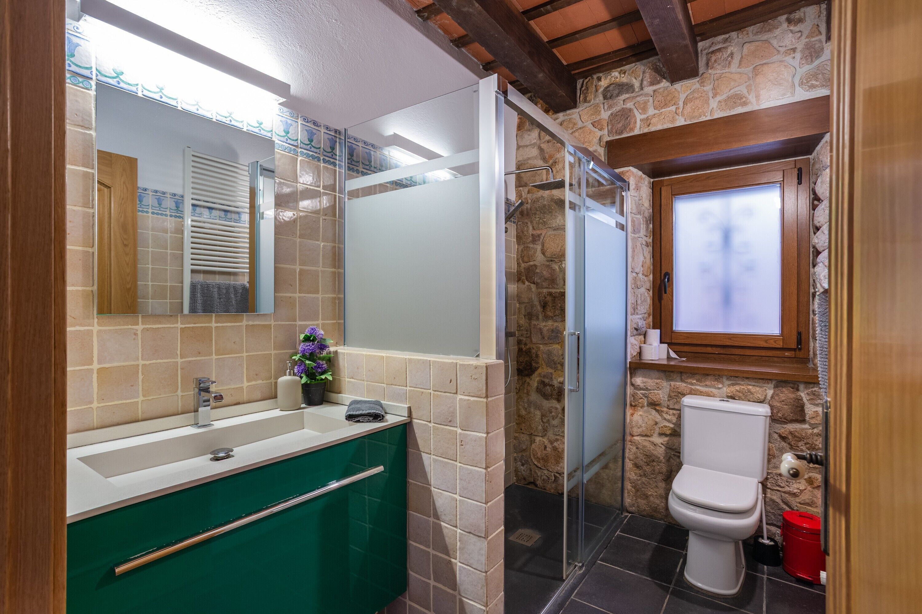 Douche, articles de toilette gratuits, sèche-cheveux