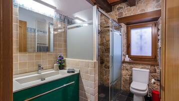 Een douche, gratis toiletartikelen, een haardroger, handdoeken