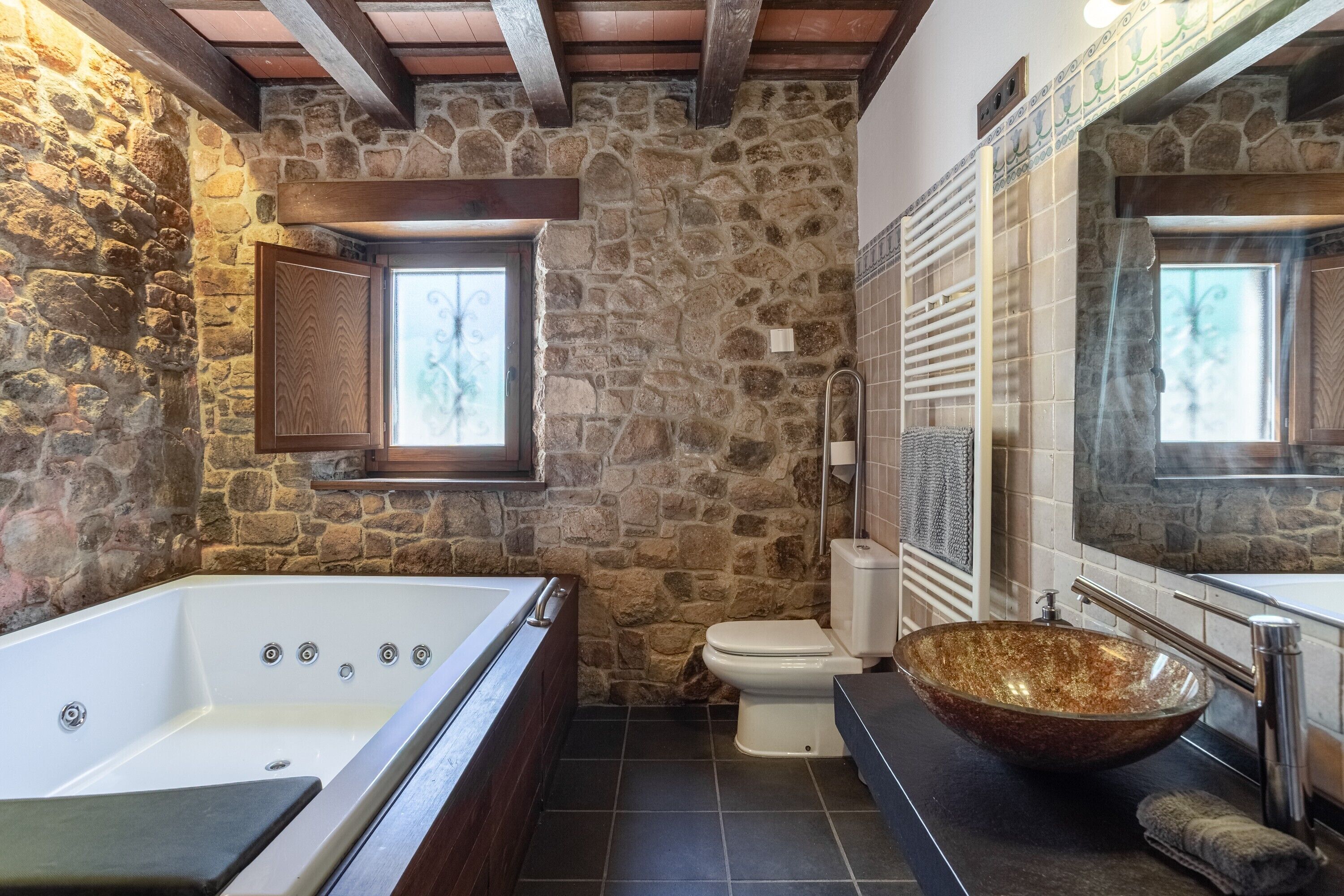 Douche, articles de toilette gratuits, sèche-cheveux