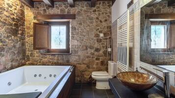 Dusche, kostenlose Toilettenartikel, Haartrockner, Handtücher