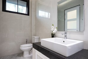 Bruser, hårtørrer, bidet, håndklæder