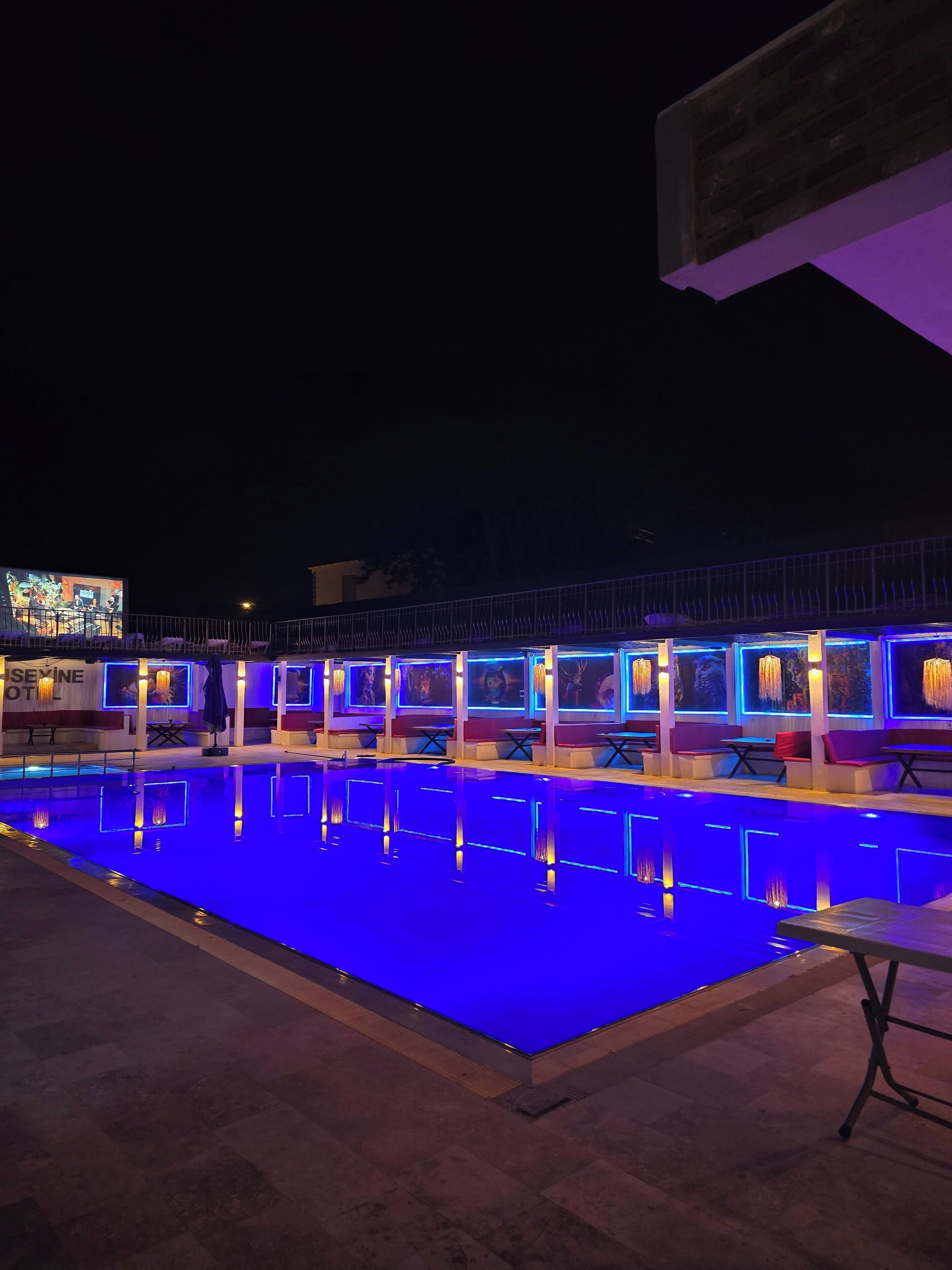 Hồ bơi ngoài trời phục vụ theo mùa 