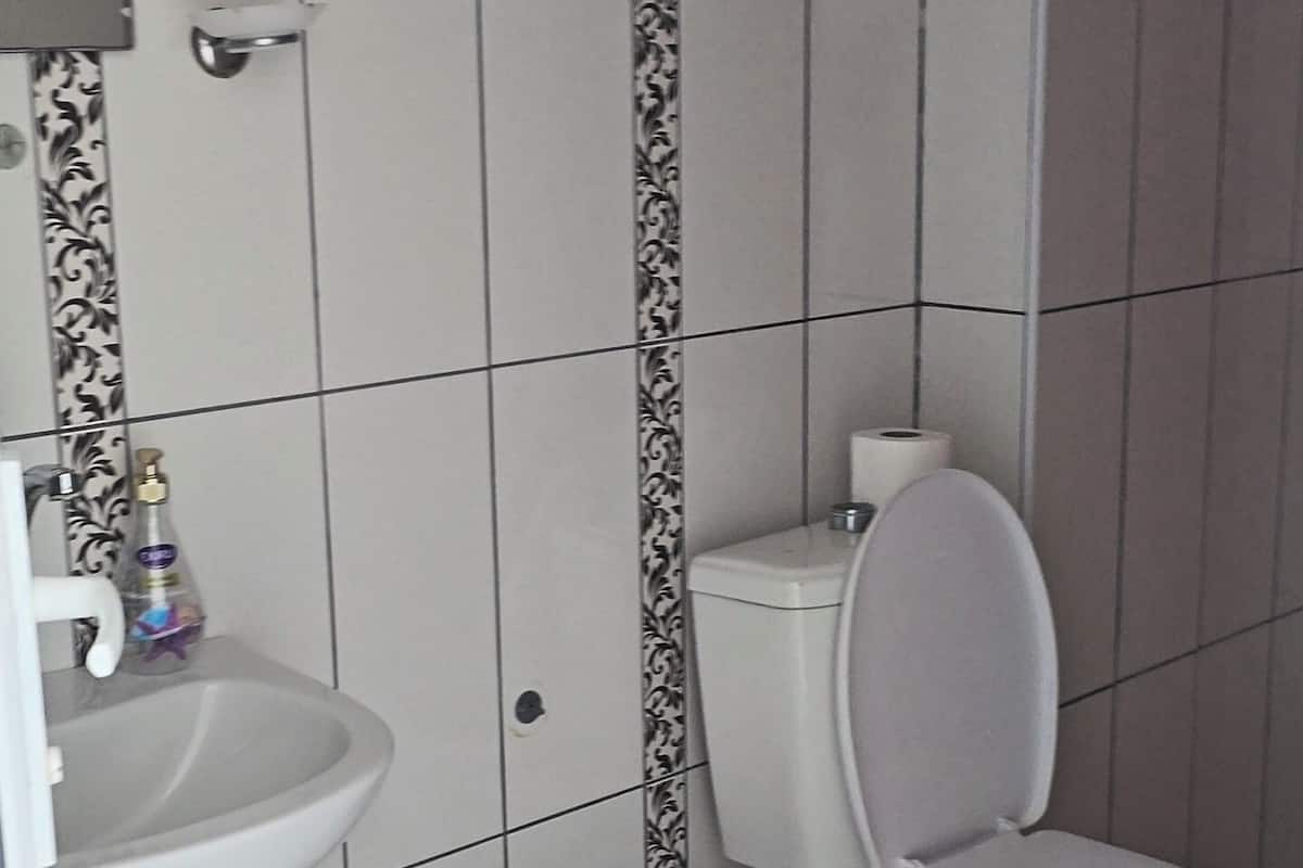 Standard Triple Room, Balcony, Pool View | Bathroom | Towels, shampoo, toilet paper