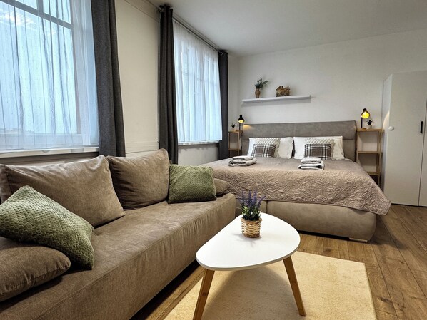 1 bedroom, iron/ironing board, free WiFi, bed sheets - Smarty Choice Flat with Deluxe Kitchen (Hlavní město Praha)