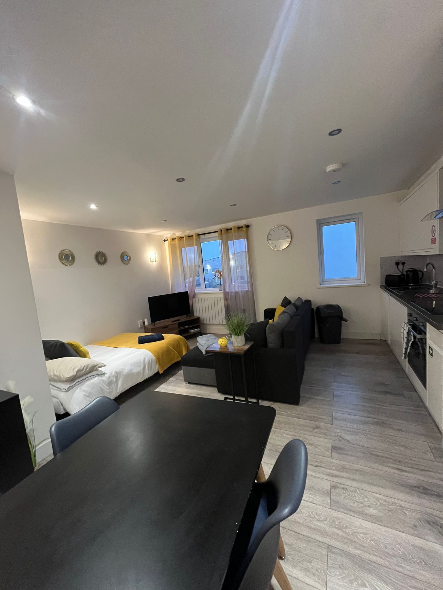 Spacious Contractor Family Apartment - Swindon