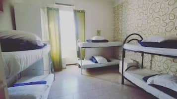 Female Dorm Room with 6 Beds | Bügeleisen/Bügelbrett, kostenloses WLAN