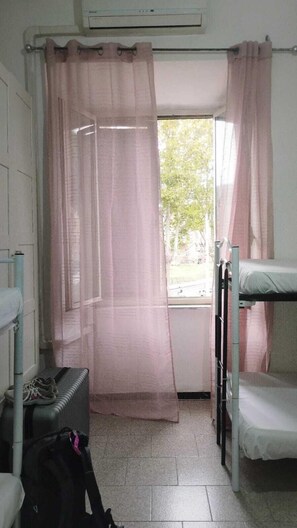 Female Dorm Room with 6 Beds | Setrika/meja setrika dan Wi-Fi gratis