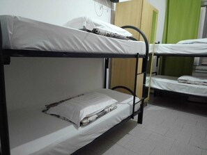 Mixed Dorm Room with 6 Beds | Setrika/meja setrika dan Wi-Fi gratis