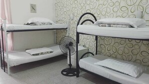 Female Dorm Room with 6 Beds | Strykejern/-brett og wi-fi (inkludert)