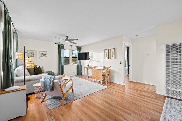 Smart TV - Walk To Beach! Clean & Super Comfy, Great Location (Ventura)