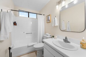 Een douche, een haardroger, handdoeken