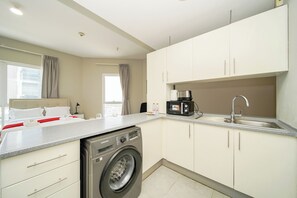 Studio Exclusif, vue ville | Cuisine privée | Micro-ondes, four, plaque de cuisson, chaise haute