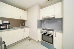 Studio Exclusif, vue ville | Cuisine privée | Micro-ondes, four, plaque de cuisson, chaise haute
