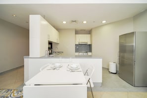 Studio Exclusif, vue ville | Restauration dans la chambre