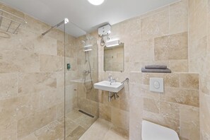 Chambre Double Confort | Salle de bain | Douche, serviettes fournies, papier toilette