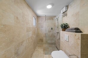 Chambre Deluxe double, vue sur le jardin | Salle de bain | Douche, serviettes fournies, papier de toilette