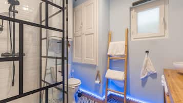 Shower, free toiletries, hair dryer, towels