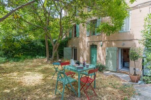 Outdoor dining - Apartment 'Sublime Centre D’aix' with Shared Terrace, Wi-Fi and Air Conditioning (Aix-en-Provence)