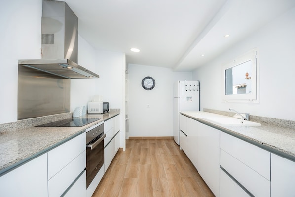 Refrigerador, microondas, horno, placa de cocina