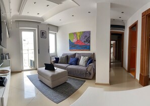 TV, video games - Apartment 'Caffarella’s House' with Balcony, Wi-Fi and Air Conditioning (Roma)