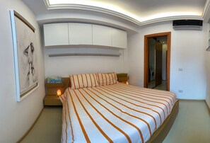 1 bedroom, iron/ironing board, WiFi, bed sheets - Apartment 'Caffarella’s House' with Balcony, Wi-Fi and Air Conditioning (Roma)