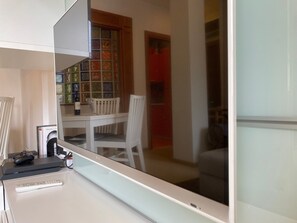 Interior - Apartment 'Caffarella’s House' with Balcony, Wi-Fi and Air Conditioning (Roma)