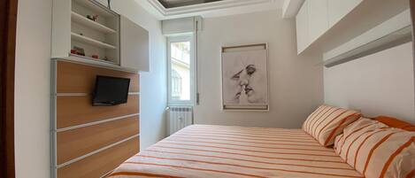 1 slaapkamer, een strijkplank/strijkijzer, wifi, beddengoed