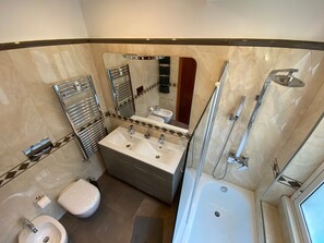 Shower, hair dryer, towels - Apartment 'Caffarella’s House' with Balcony, Wi-Fi and Air Conditioning (Roma)