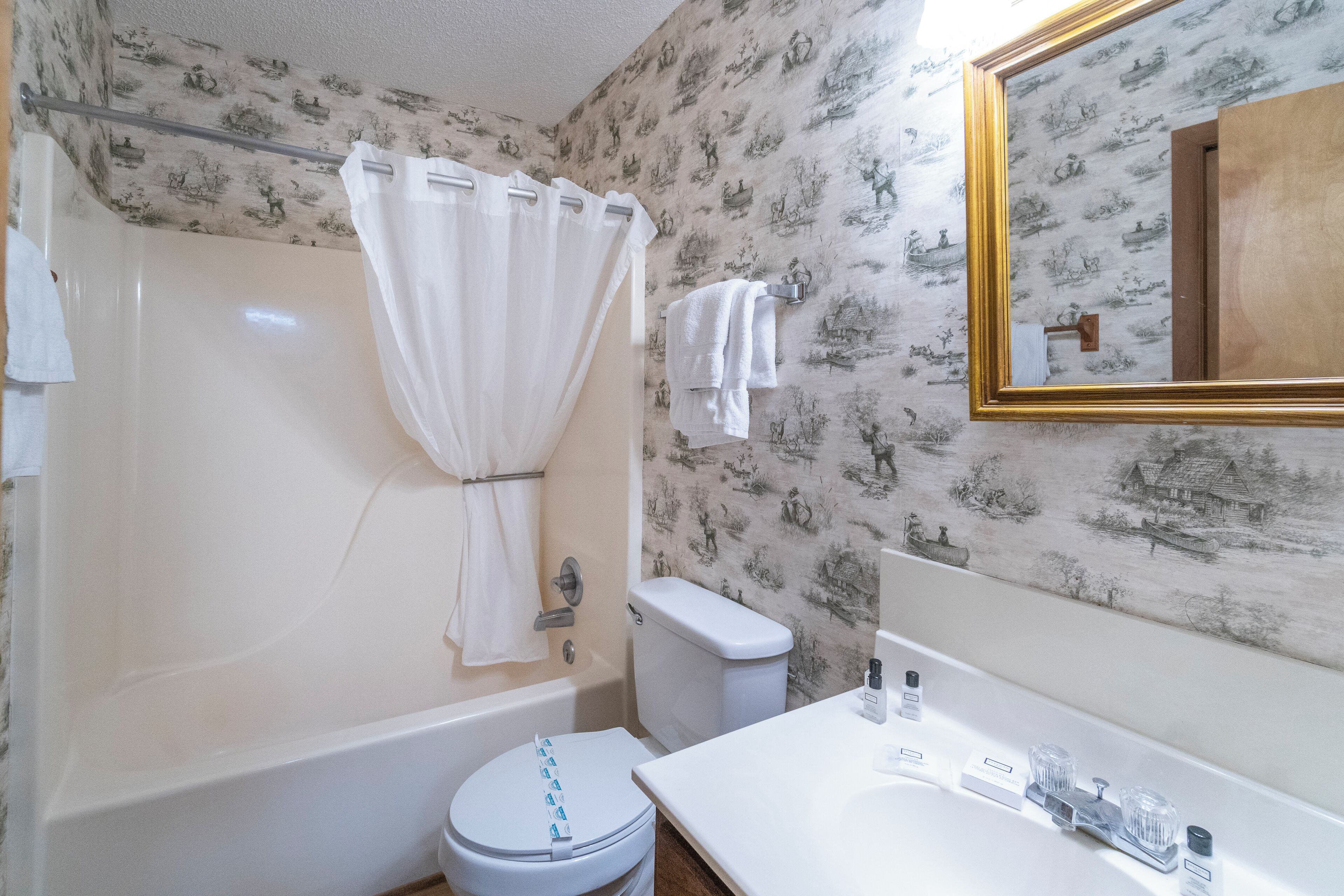 Un baño con bañera, inodoro y lavamanos.