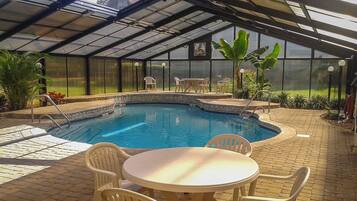 Kolam renang indoor dan kolam renang outdoor musiman