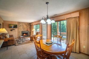 Kamer, uitzicht op rivier | Woonruimte | Een 32-inch flatscreentelevisie met kabelzenders en een dvd-speler