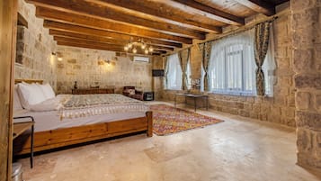 Ropa de cama de alta calidad y caja de seguridad en la habitación