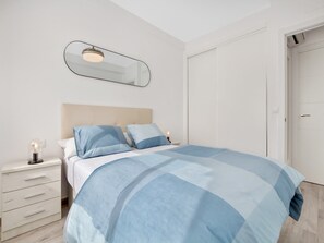 Departamento | 1 habitación, muebles diferentes y tabla de planchar con plancha