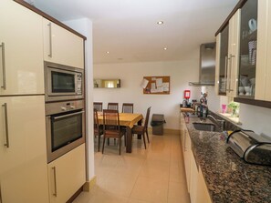 Dishwasher, cookware/dishes/utensils